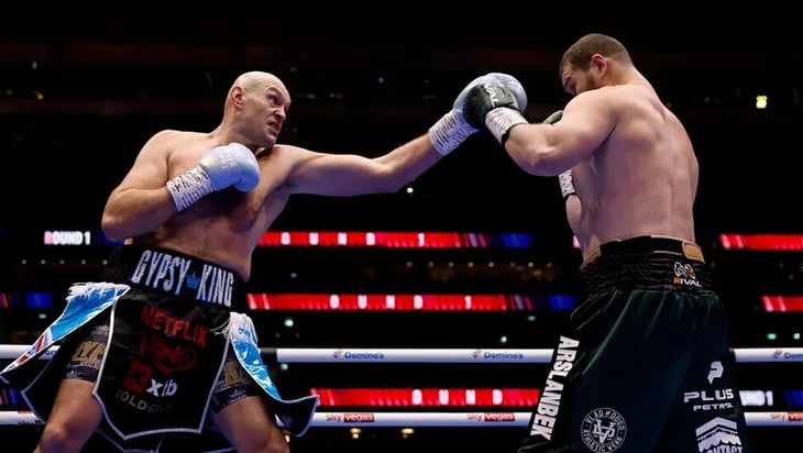 Tyson Fury vence a Arslanbek Makhmudov por decisión unánime en su regreso al boxeo
