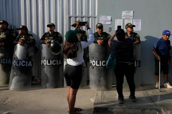 Intervienen oficinas electorales en Perú tras fallas en votación