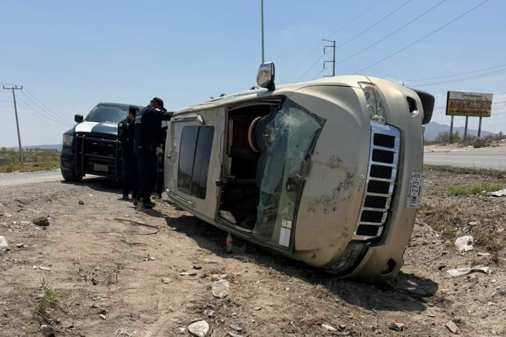 Camioneta termina volcada en el libramiento tras perder el control en curva