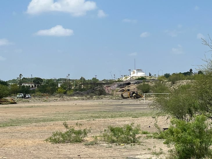 Acusan al alcalde de Sabinas de despojar de terreno a mujer