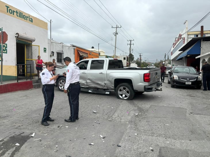 Choque entre tres vehículos deja saldo de un lesionado y daños en el Centro