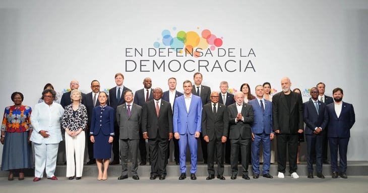 Pedro Sánchez cierra cumbre por la democracia en Barcelona