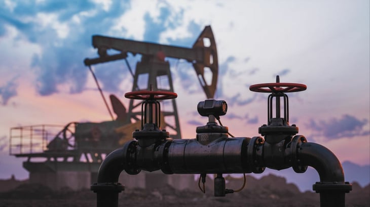 Petróleo sube más de 5% por tensiones en estrecho de Ormuz