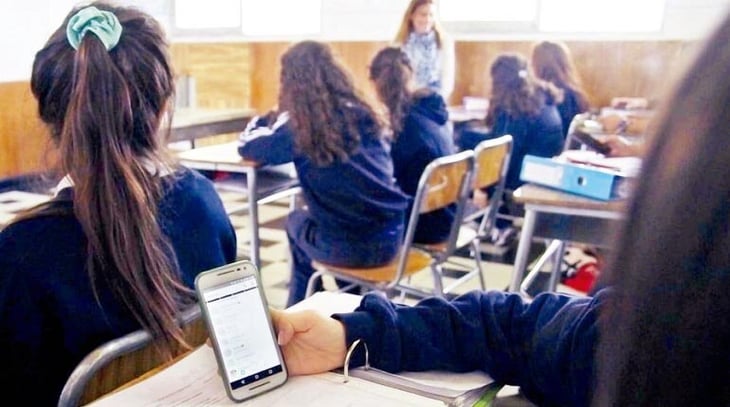 Docentes y autoridades analizan propuesta estatal sobre uso de celulares en escuelas de Coahuila que, regule como utilizarlos y sea favorable e involucre tanto