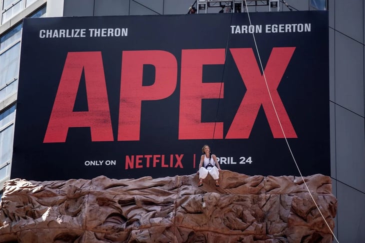 Charlize Theron escala en Times Square para promocionar 'Apex'