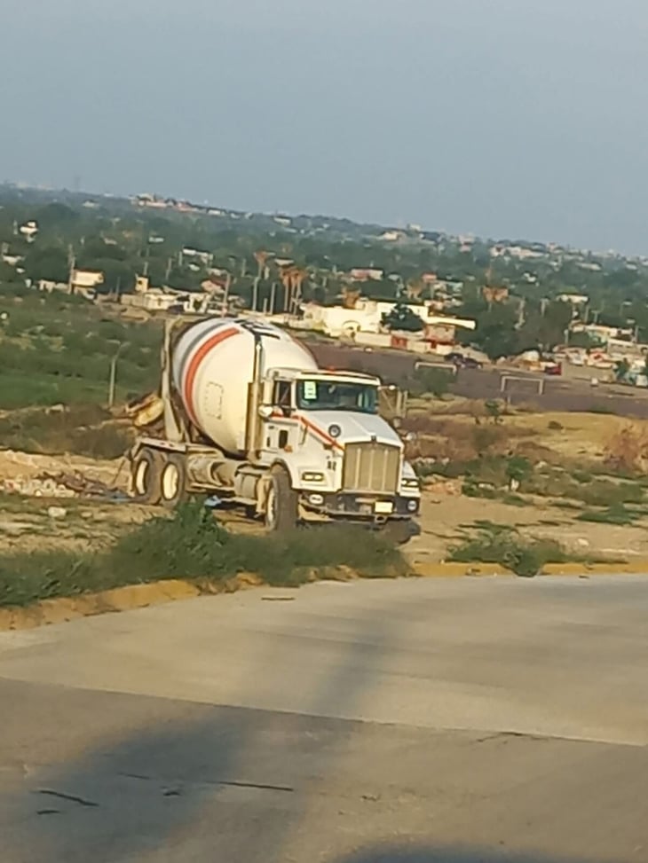Camión de Triturados tira residuos de concreto en Los Olivos; exigen sanciones