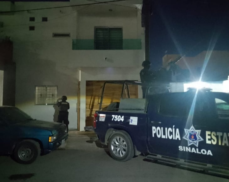 Hallan fusiles, cargadores y equipo táctico en vivienda de Culiacán