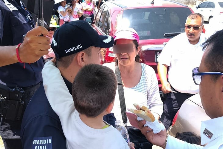 Deja a su hijo de 3 años en el auto bajo el sol mientras compraba boletos para 'El Buki' en Morelia