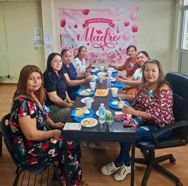 CAED Monclova celebra a madres de familia con convivencia y jornada de belleza en el Día de las Madres
