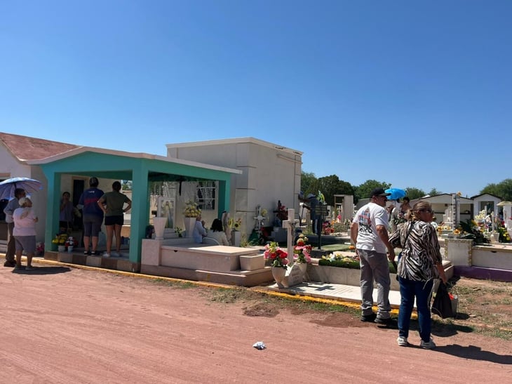 Entre flores, recuerdos y lágrimas: familias de Monclova celebran a mamá desde el panteón
