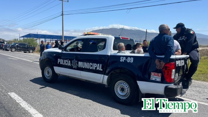 Exobreros de AHMSA confrontan a policías en bloqueo de carretera Federal 57