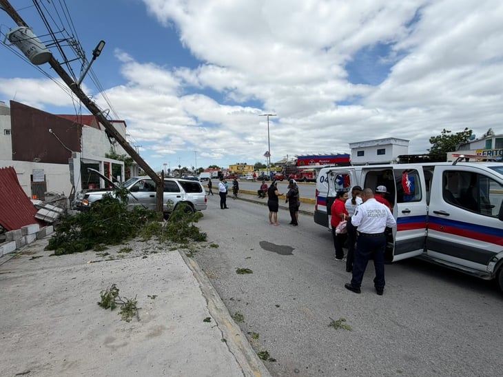 Mujer se estrella contra dos postes en la Chinameca; viajaba con una niña