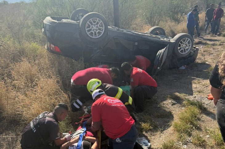 Aparatosa volcadura deja a dos mujeres lesionadas en Frontera