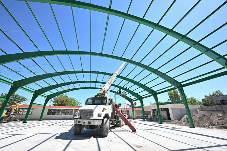 Supervisan avances de nuevo arco-techo en la Escuela Normal de Monclova