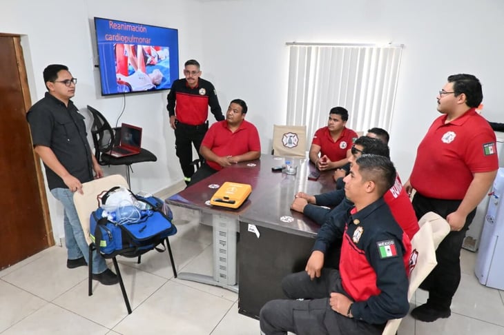 Bomberos reciben capacitación en soporte vital y uso de desfibrilador