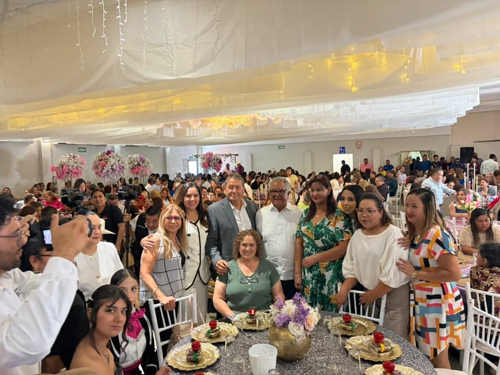 El alcalde Óscar Ríos reiteró su respaldo al sector educativo durante el festejo del Día del Maestro realizado en San Juan de Sabinas.  En el marco