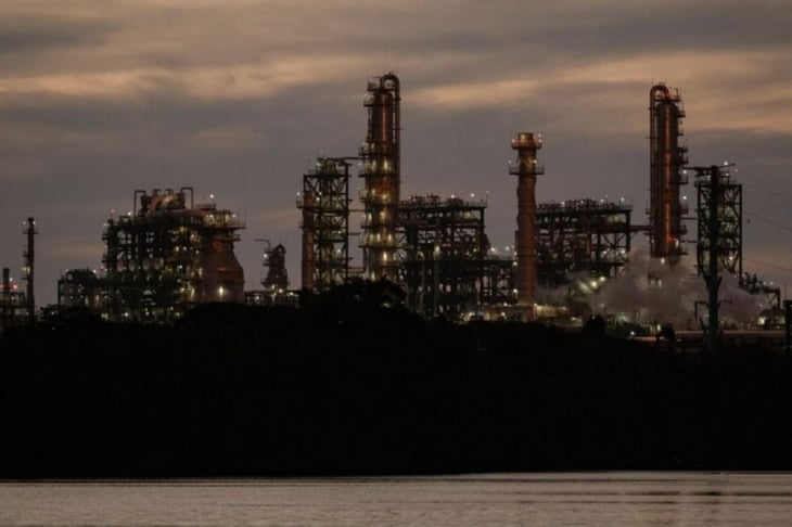 Reportan incendio en refinería Dos Bocas tras cambio en Pemex
