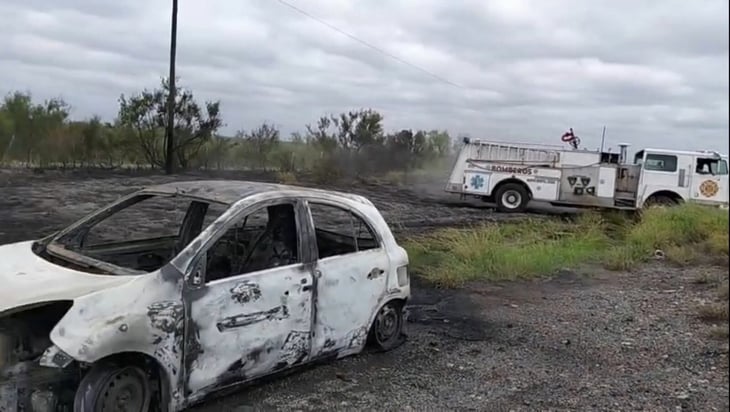 Conductor logra escapar antes de que automóvil arda sobre carretera 57