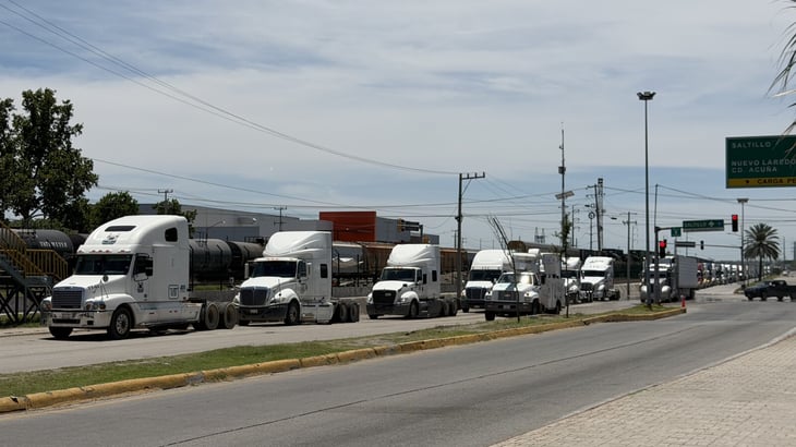 Retrasos en cruces fronterizos modifican rutas de exportación en la región