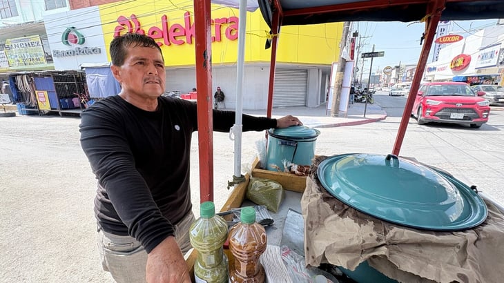 “El pavimento quema”: taquero sufre calor infernal en Centro  