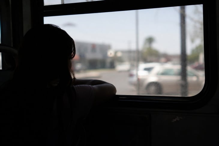 Las altas temperaturas continúan marcando la movilidad diaria en Monclova, donde usuarios del transporte público enfrentan jornadas de espera bajo