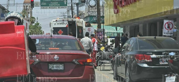 Comerciantes resguardan a adulto mayor tras desplomarse por el intenso calor en Monclova