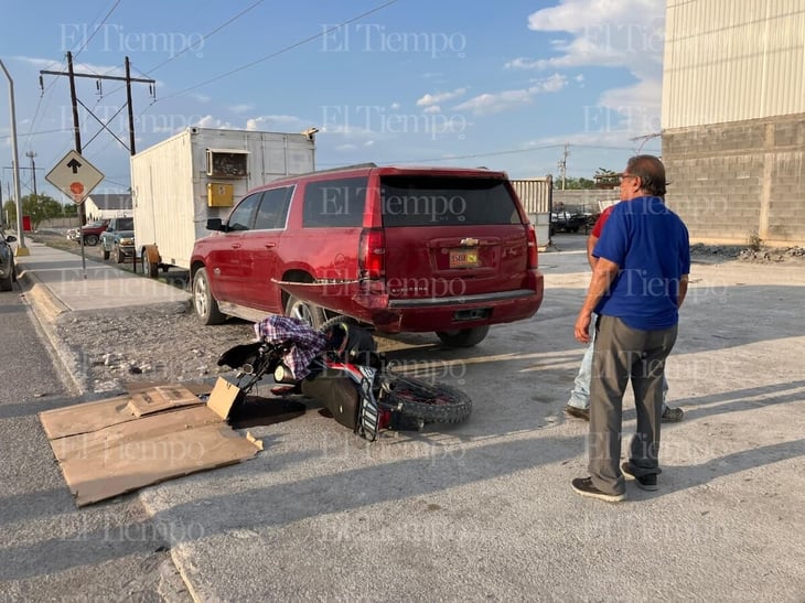 Termina debajo de camioneta tras correr a exceso de velocidad en Las Torres