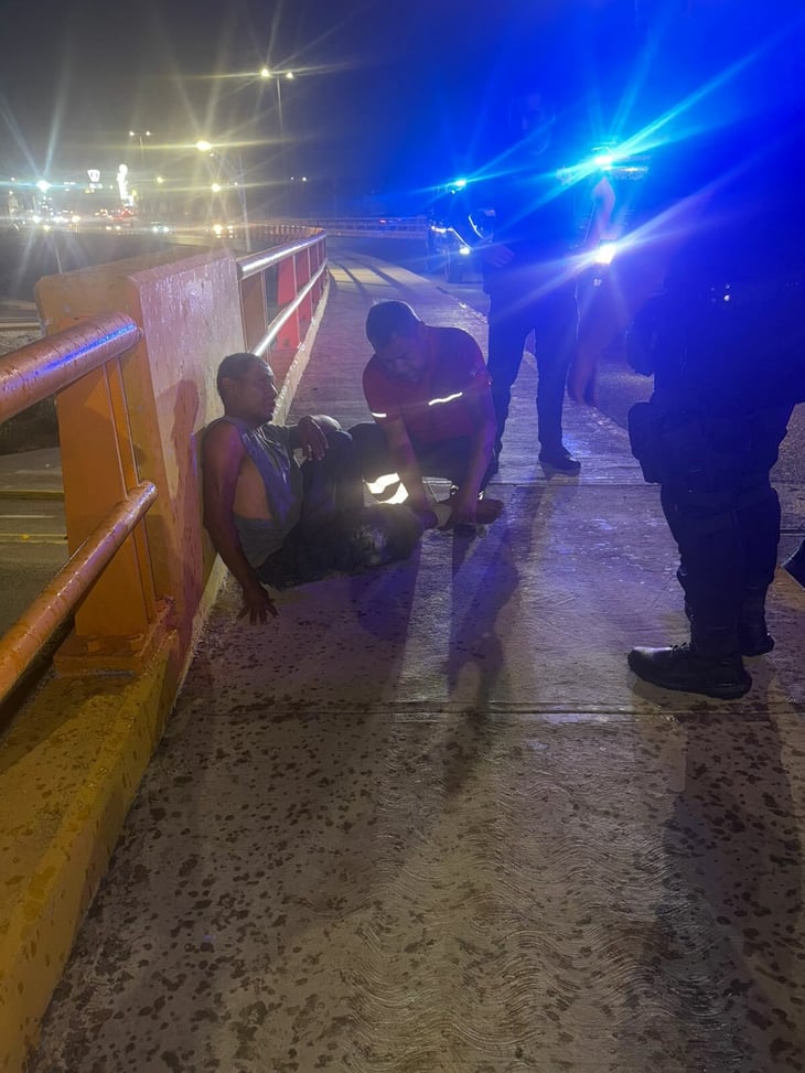 Socorristas de GRUM y policías salvan a hombre que amenazaba aventarse de puente