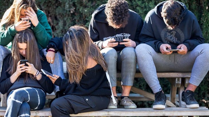 Europa endurece restricciones a celulares en escuelas
