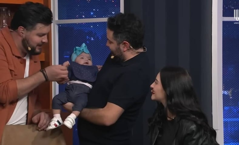 José Eduardo presenta a su hija Tessa en programa de tv y presume 'el rasgo Derbez'