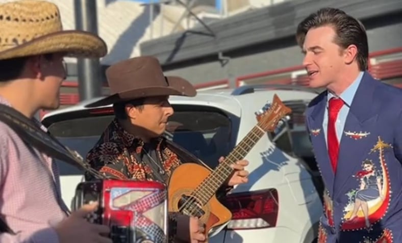 'Oye, tranquilo viejo': Drake Bell canta intro de 'Drake & Josh' al ritmo del regional mexicano