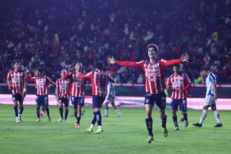 Chivas vence a Pachuca y se afianza en zona de Liguilla