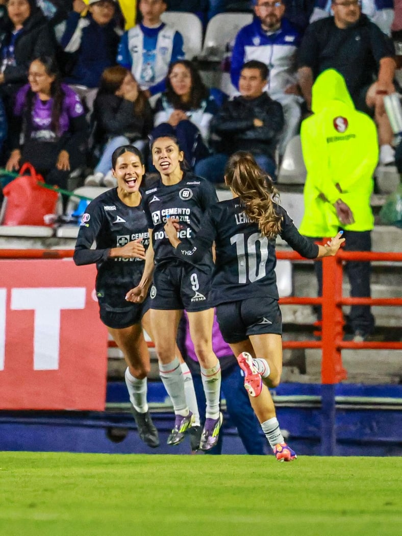 Cruz Azul Femenil vence 5-0 a Pachuca y avanza a semifinales.