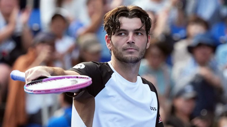 Alex de Miñaur vence a Taylor Fritz en las Finales ATP