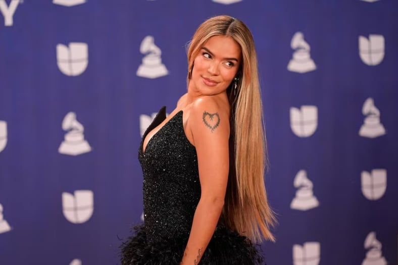Karol G deslumbra con dos looks en los Latin Grammy 2025