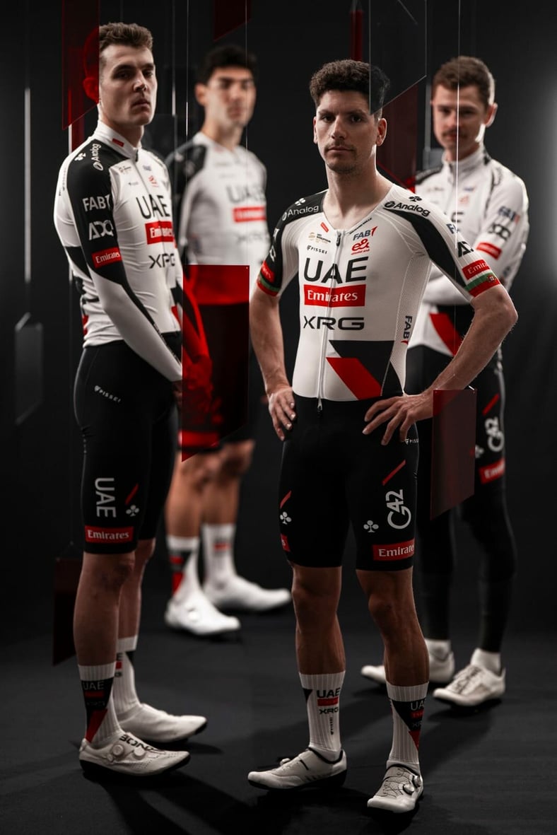 UAE Team Emirates presenta su uniforme para la temporada 2026