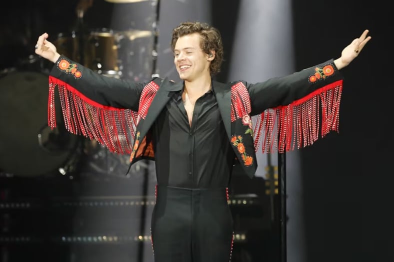 Misteriosos anuncios globales avivan rumores del regreso de Harry Styles