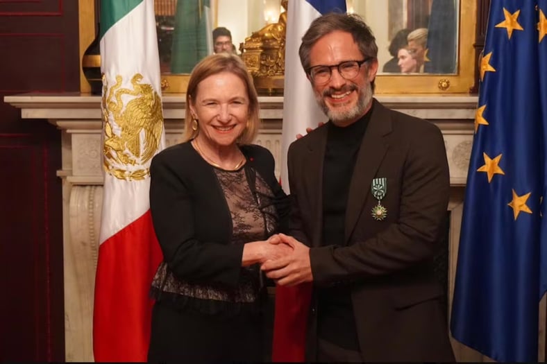 Gael García Bernal recibe la Orden de las Artes y Letras de Francia