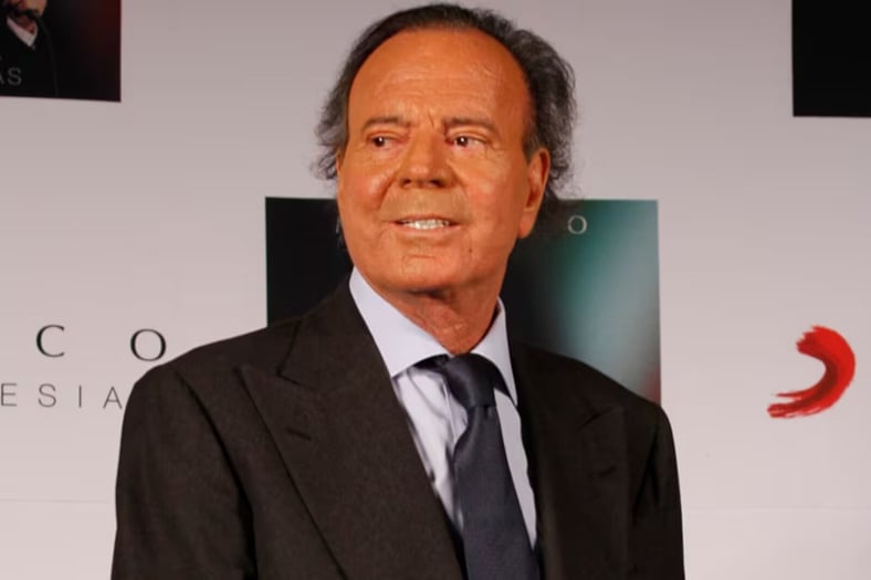 Revelan mensajes de fisioterapeuta que acusa a Julio Iglesias