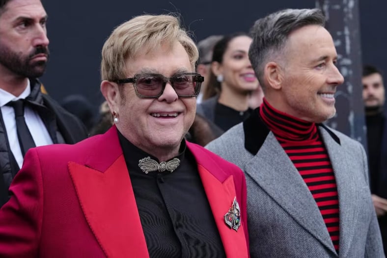 Esposo de Elton John acusa a Daily Mail de robo de documentos