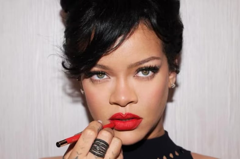 Rihanna sale de Los Ángeles tras tiroteo en su mansión de Beverly Crest