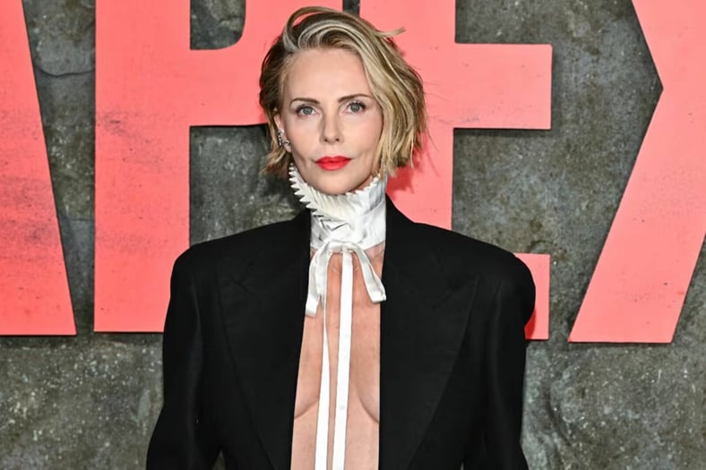 Charlize Theron escala en Times Square para promocionar “Apex”