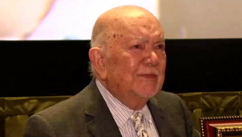 Sergio Corona recibe emotivo homenaje y rompe en llanto por su trayectoria