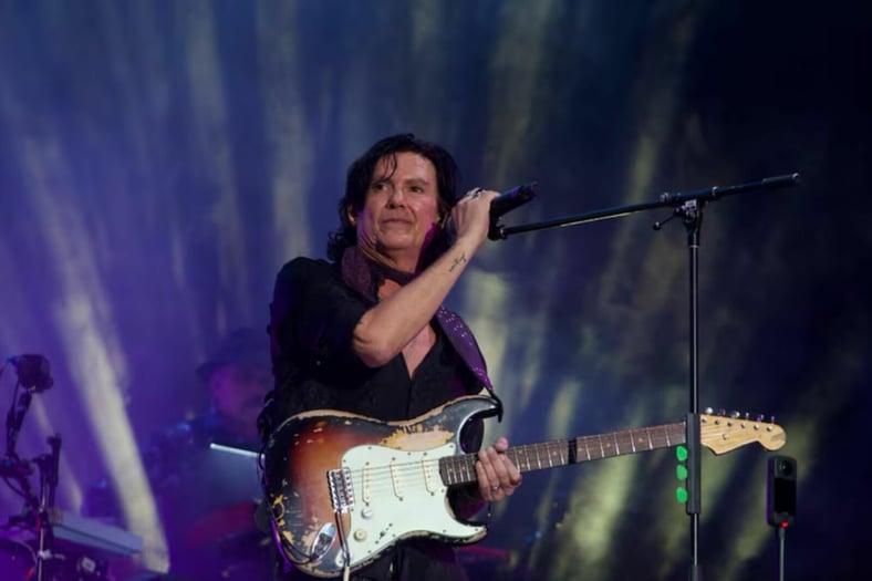 “Ante sus estupideces, nuestra indiferencia”: Caifanes responde a Ayuso