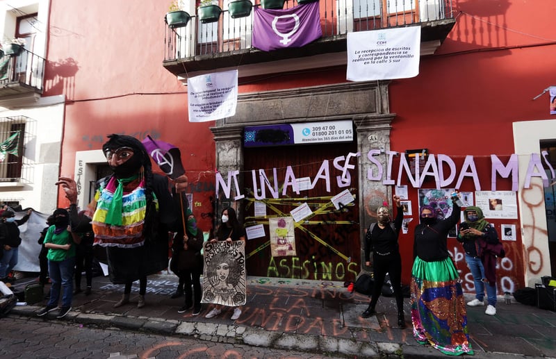 Feministas protestan en sedes de Derechos Humanos en Puebla y Tabasco