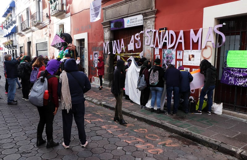 Feministas protestan en sedes de Derechos Humanos en Puebla y Tabasco