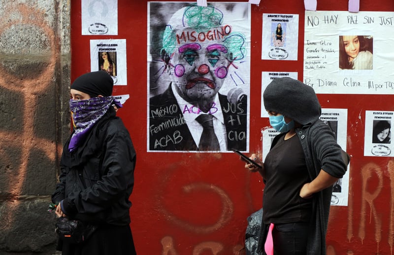 Feministas protestan en sedes de Derechos Humanos en Puebla y Tabasco