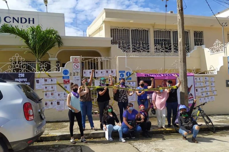 Feministas protestan en sedes de Derechos Humanos en Puebla y Tabasco