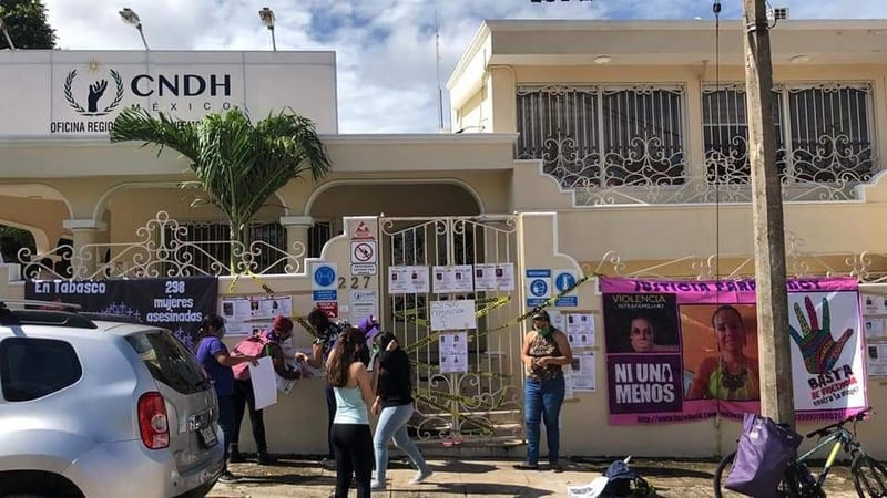 Feministas protestan en sedes de Derechos Humanos en Puebla y Tabasco