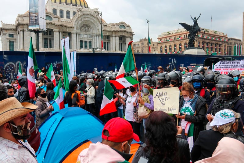 Opositores protestan contra AMLO